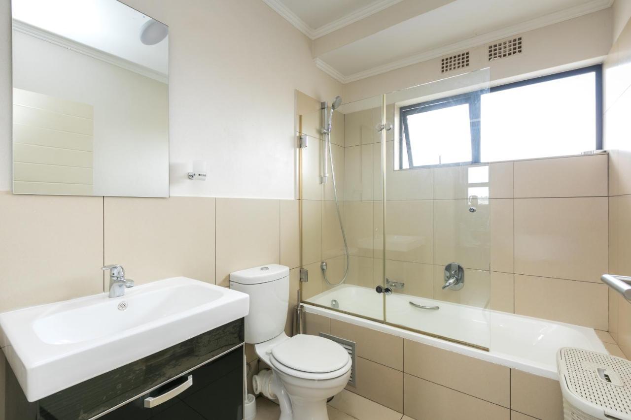 Modern Apartment In A Secure Golf Estate.Wifi Roodepoort Esterno foto
