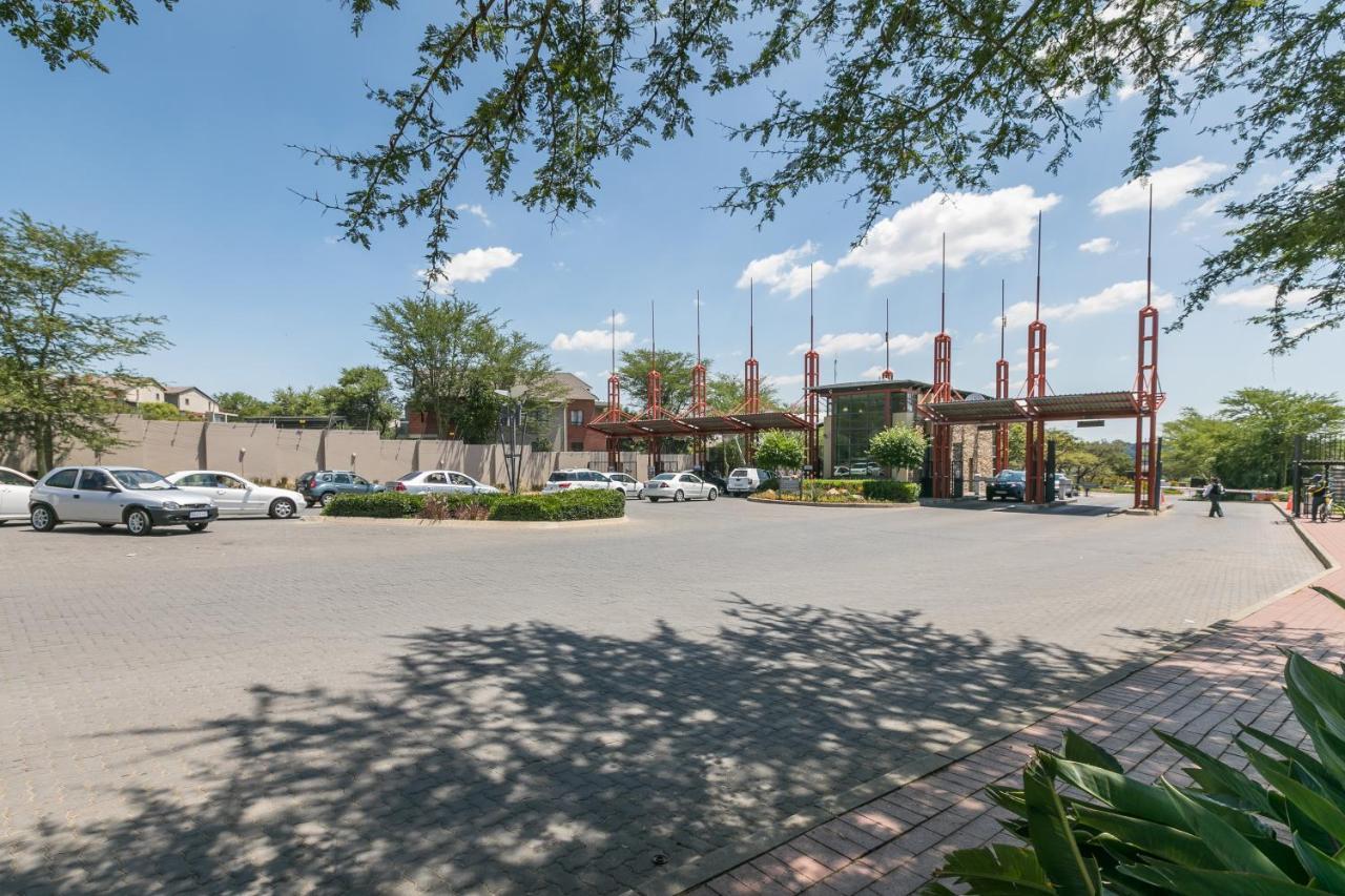 Modern Apartment In A Secure Golf Estate.Wifi Roodepoort Esterno foto